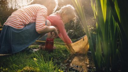kinderen kikkerdril en visjes vangen