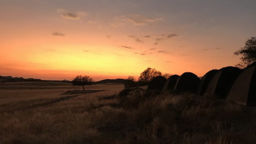 Zonsondergang tijdens ons kampeer avontuur in Solitaire Namibië, Afrika