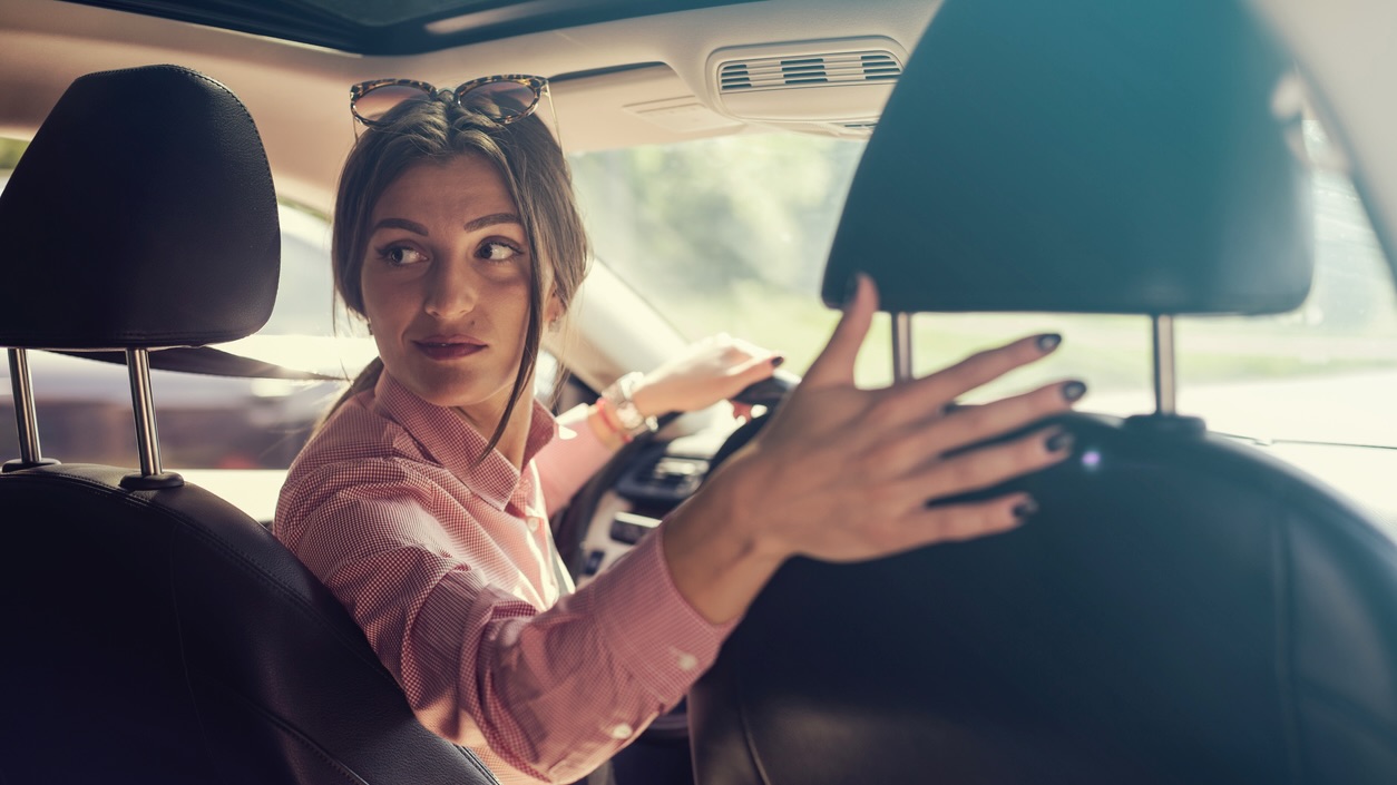 Goedkoop parkeren bij de luchthaven tips - Vrouw auto parkeren