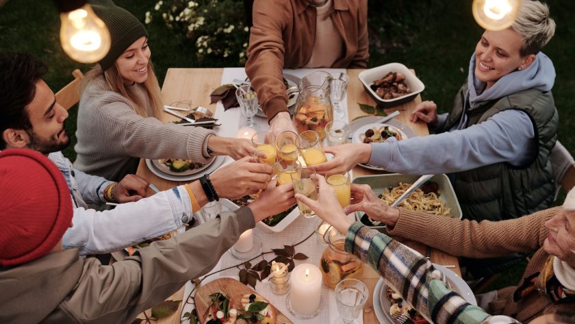 familie buiten diner