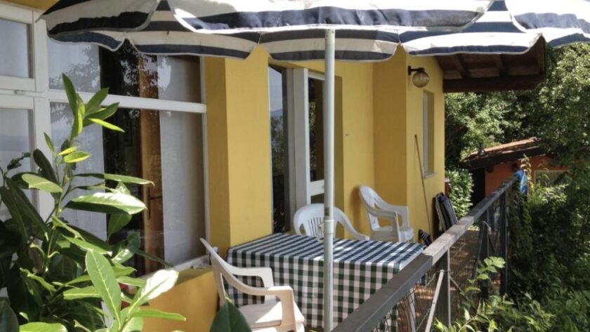 Campings Gardameer - Camping Ideal Molino kleurige bungalow