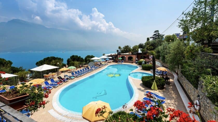 Favoriete campings Gardameer, Camping Garda, zwembed met uitzicht op Gardameer
