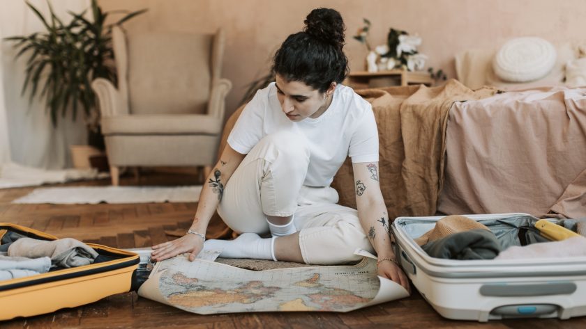 Inpaklijsten voor elke vakantie - handige paklijsten - inpakken landkaart vrouw trolley