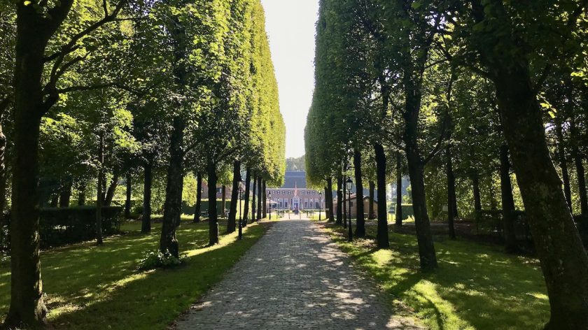Menkemaborg Uithuizen toegangsweg naar de borg