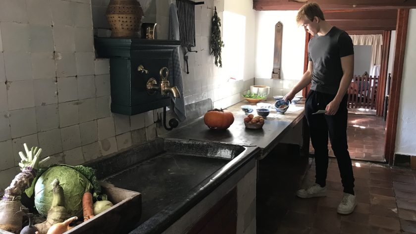 Menkemaborg Uithuizen Boy in de keuken