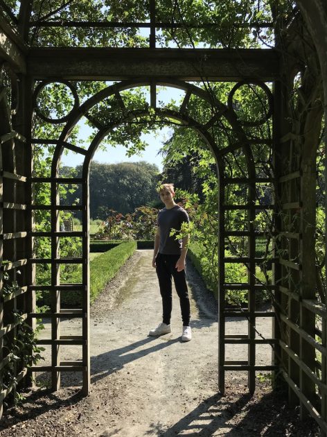 Menkemaborg Uithuizen aangelegde tuin met boog Boy