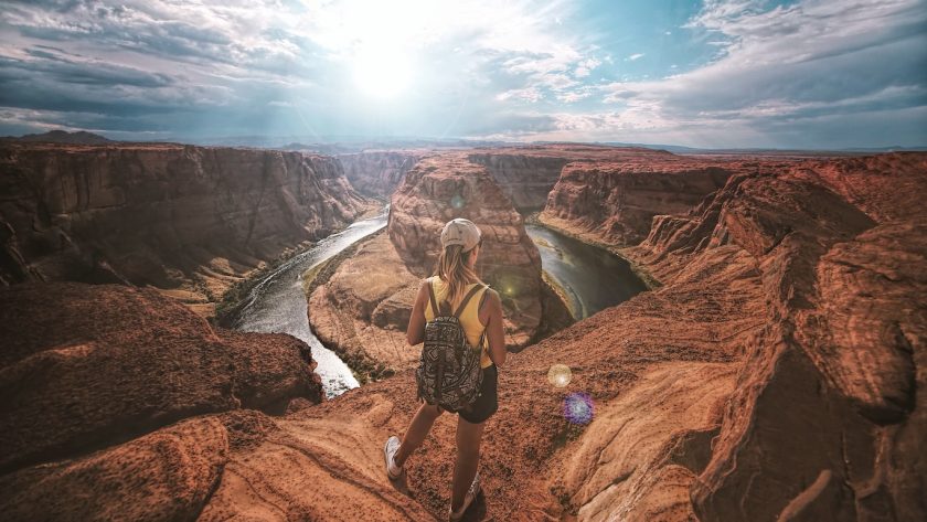 Inpaklijst backpacken vrouw bij horseshoe bend in de usa