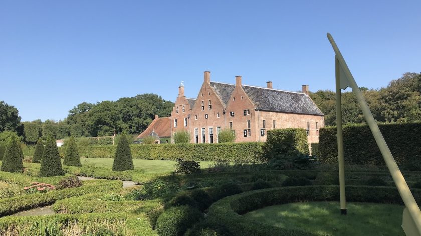 Menkemaborg Uithuizen zonnewijzer in de prachtig aangelegde tuin