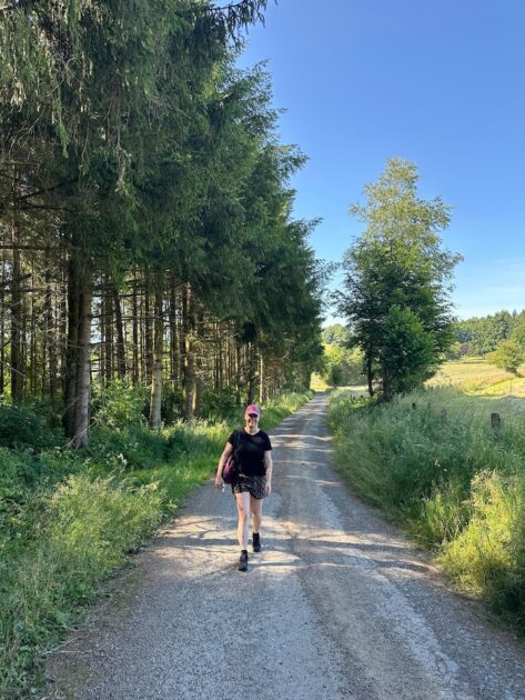 Wandelen van Maissin naar Redu in de zomer - Irene op een landweggetje