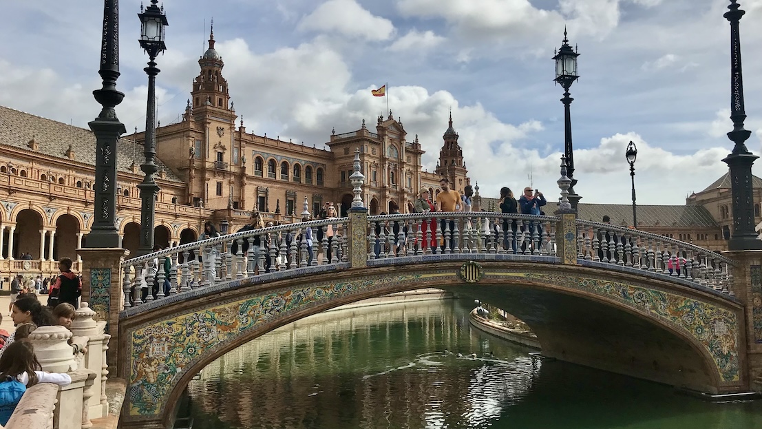 Doen in Sevilla in Spanje - Plaza de Espana kanaal