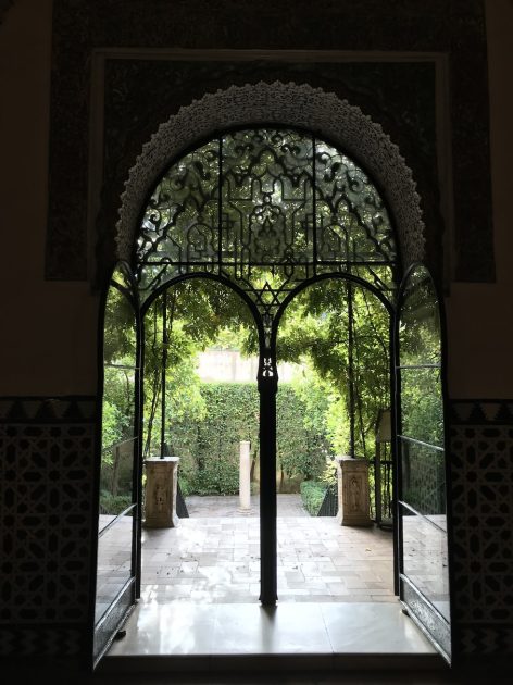 Real Alcazar Sevilla doorkijkje via de deur naar de tuin