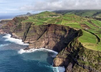 Azoren, Portugal ruige kustlijn