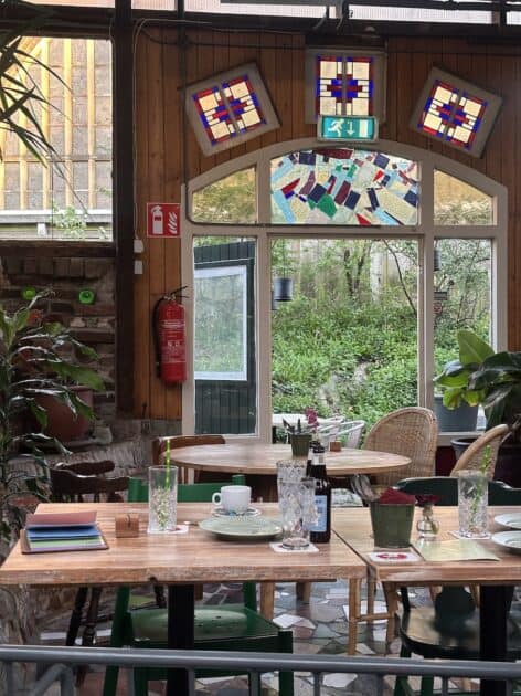 Het Paradijs Enschede, glas in lood ramen