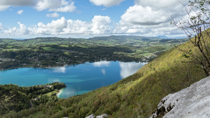 Uitzicht over Lac d'Aiguebelette een van de mooiste meren zuiden van Frankrijk