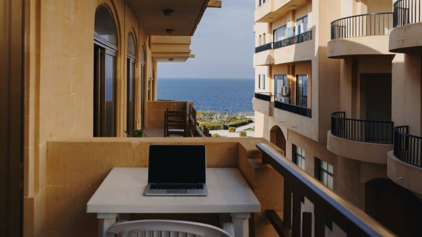 Workation bestemmingen - laptop uitzicht zee Malta