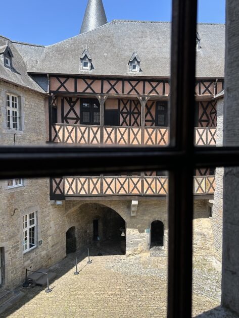 Château de Vêves binnenplaats van het kasteel door een raam