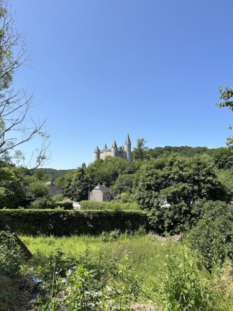 Wandeling rond Château de Vêves uitzicht vanaf de wandelroute