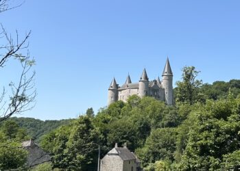 Wandelroute rond Château de Vêves uitzicht op het kasteel van Vêves vanaf de route