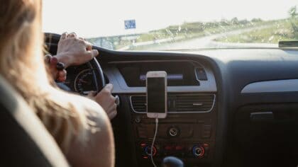 Goedkoop een auto huren - huurauto vrouw