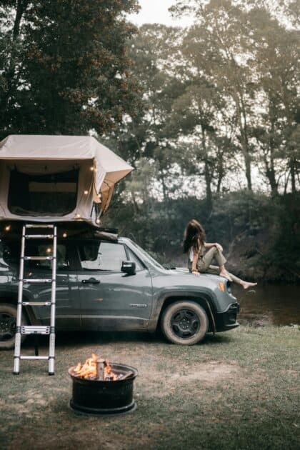 auto vrouw daktent kamperen klein