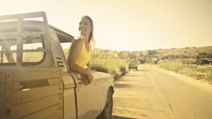 auto vrouw vrijheid zon