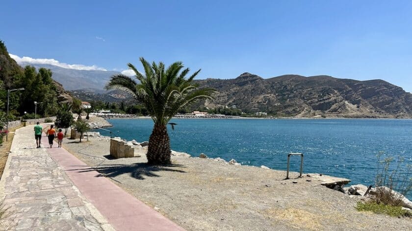 Agia Galini Kreta wandelpad richting het strand met palmbomen