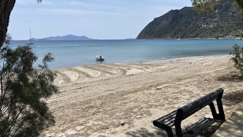 Kefalos op Kos strand bij Kamari bankje