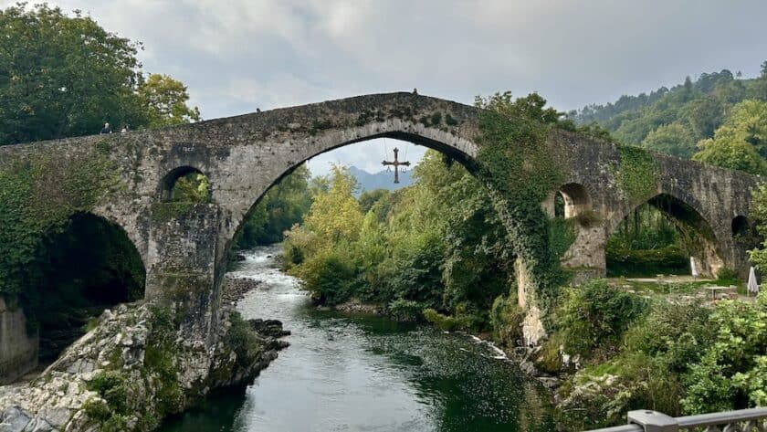 Cangas de Onís de beroemde Puente Romano Noord-Spanje