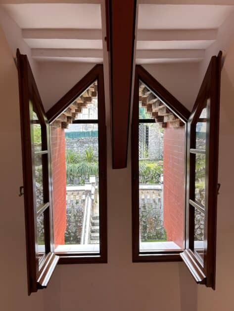 Prachtige ramen en houtsnijwerk in El Capricho de Gaudí, Comillas Spanje