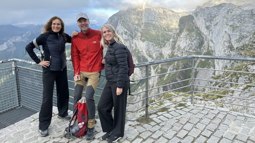 Fuente Dé Picos de Europa Spanje met z'n drietjes bovenaan de kabelbaan