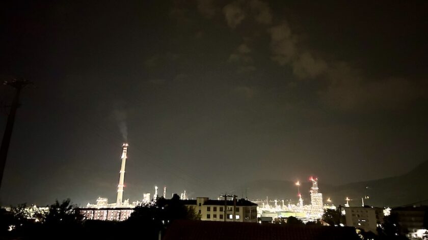 Huis in Muskiz Spanje de verlichtte raffinaderij in het donker