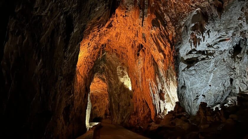 La Cuevona de Cuevas del Agua Ribadesella verlichte grotten