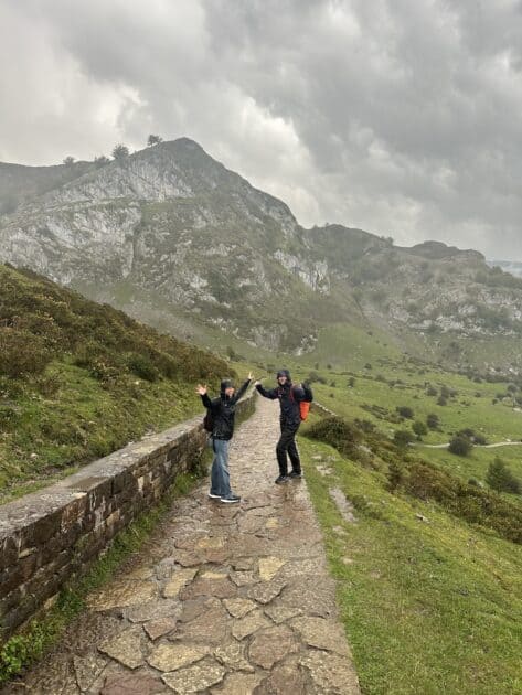 Lagos de Covadonga Spanje, Irene en Willem in de stromende regen