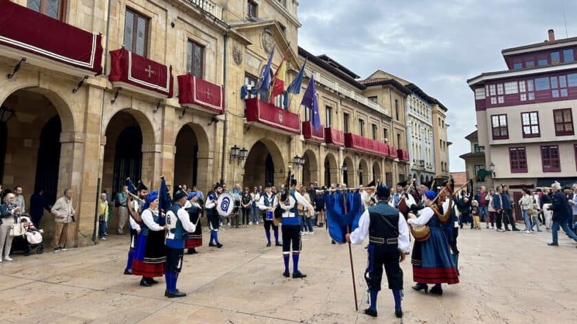 Oviedo Asturië Spanje centrum San Mateo dansende mensen