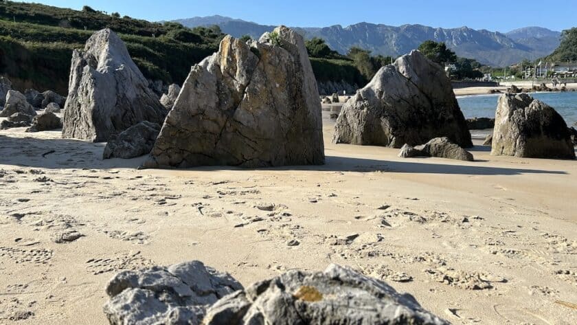 Playa de Toró, Llanes strand met rotsen