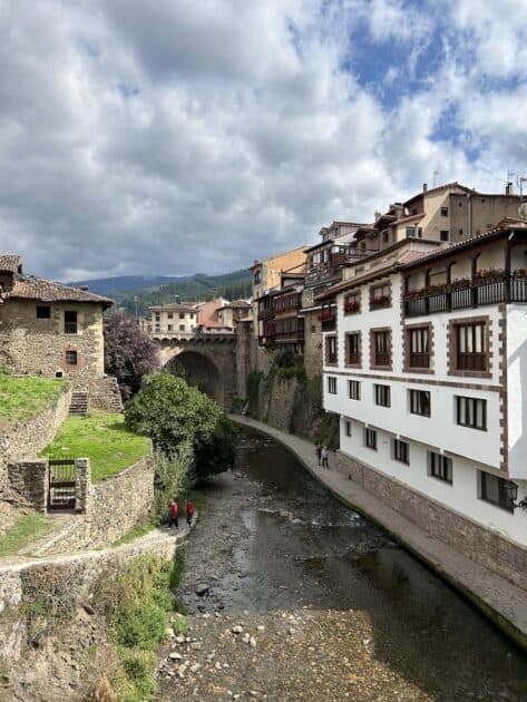 Potes Picos de Europa Spanje rivier in de stad