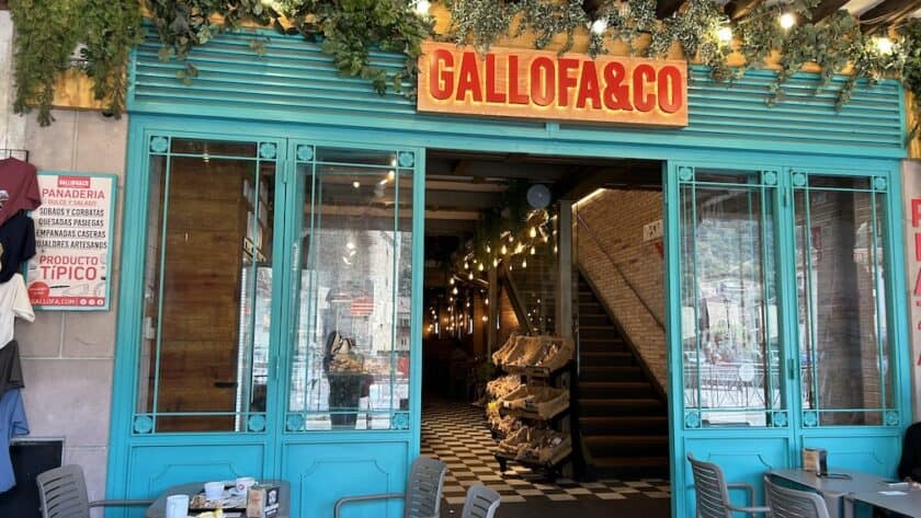 Potes Picos de Europa Spanje kleurige gevel van winkel