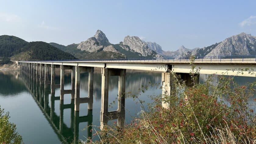 Riaño Spanje, brug over het stuwmeer