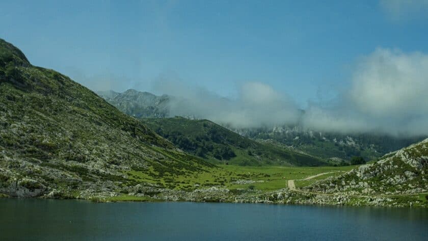 Lagos de Covadonga op een zonnig dag in de Picos de Europa Spanje 