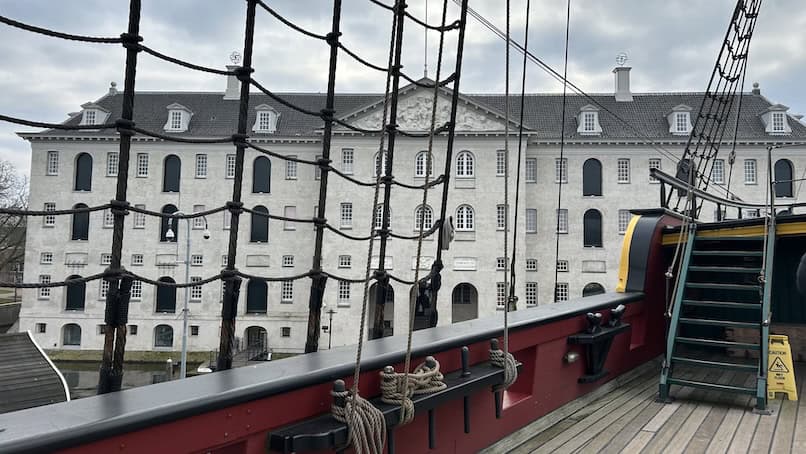 Scheepvaartmuseum in Amsterdam VOC-schip Amsterdam ligging
