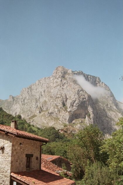 mooiste wandelroutes in de Picos de Europa het charmante dorpje Bulnes in Asturië Spanje