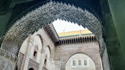 Fez Al Attarine Madrasa koranschool poort binnenplaats