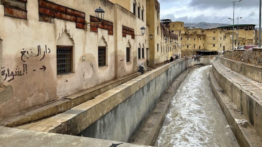 Stadsmuren van Fez richting Chouara Tannery rivier
