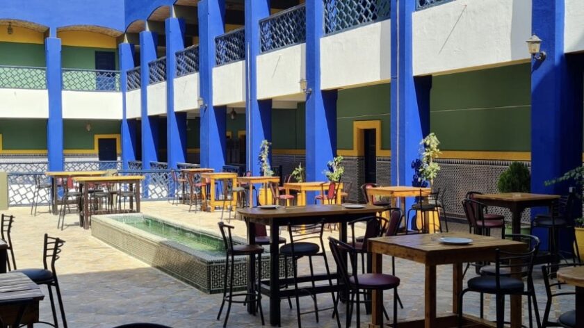 Hotel Batha in Fez Marokko zitjes binnenplaats