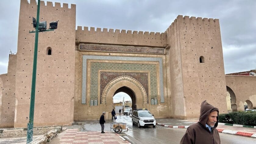 Doen in Meknès in Marokko - Bab el-Khemis een van de stadspoorten 2
