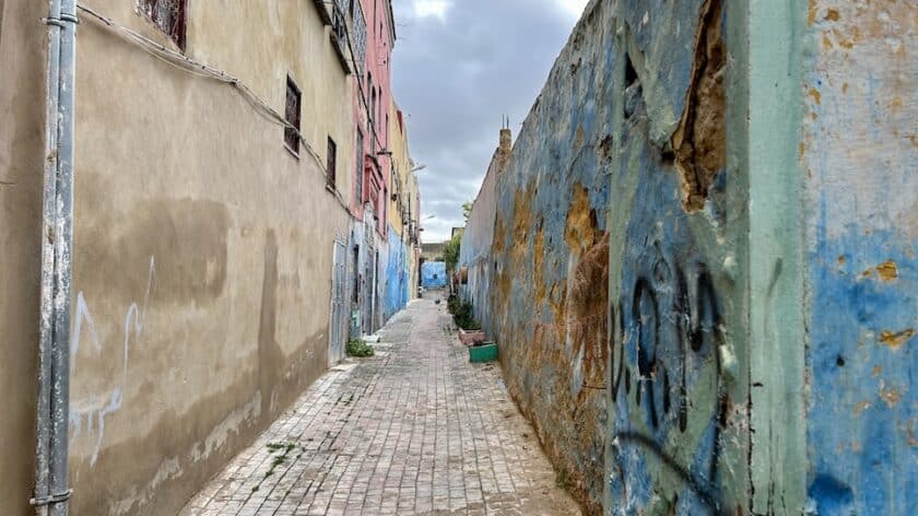 Meknès medina kleurige huizen