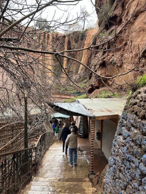Ouzoud watervallen in Marokko trappen in de regen