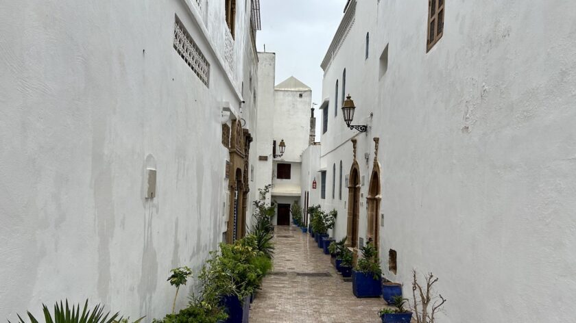 Doen in Rabat - Kasbah des Oudayas straatje met blauwe bloempotten