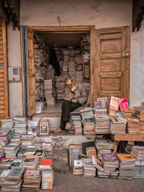 Rabat medina Marokko, winkel met heel veel boeken en bladen