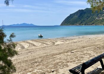 Kefalos op Kos strand met bankje